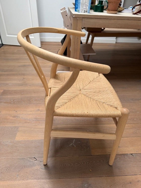 Image 1 of 4 Wishbone chairs (Carl Hansen) 2x white, 2x natural oiled beech