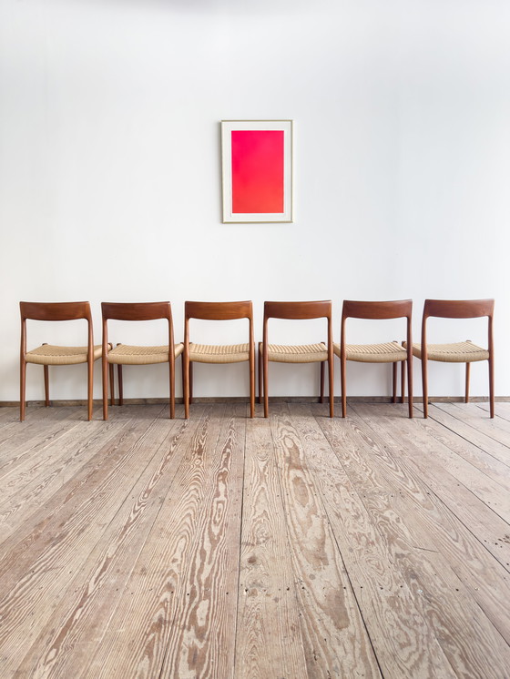 Image 1 of Mid Century Deense Teakhouten Eetkamerstoelen # 77 door Niels O. Møller, J. L. Moller, Set van 6