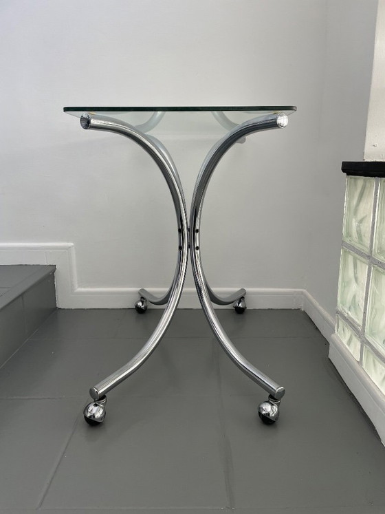 Image 1 of Salontafel van chroom en glas met wielen