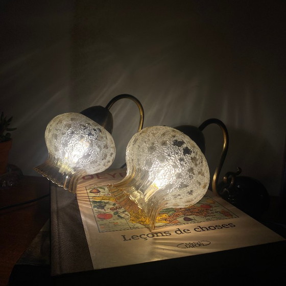 Par de apliques de pared antiguos de latón con pantallas de cristal dorado en forma de tulipán. – Glass (photo 8 of 9)