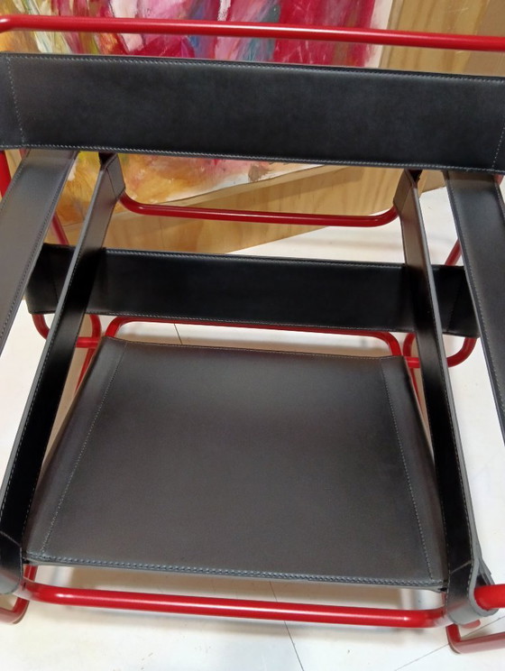 Image 1 of Bolso Knoll Wassily B3 rojo mate, nuevo-usado, en piel negra, de Marcel Breuer.