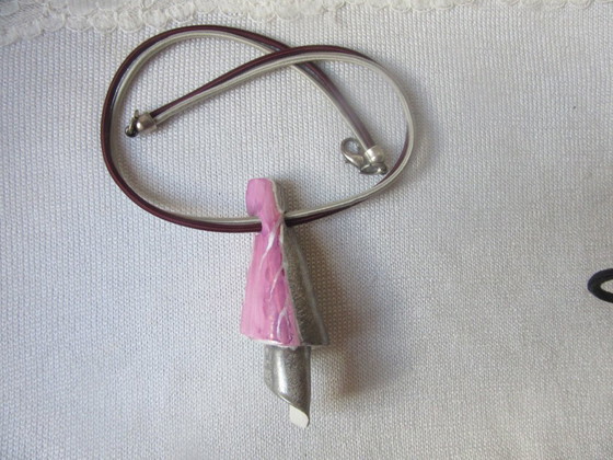 Ciondolo in porcellana con catena di artista belga – Chantal Geralde, Oggetti decorativi, Metallo (photo 4 of 9)