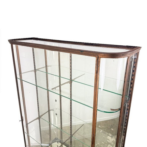 Grote antieke museum vitrinekast met gebogen glas – bronskleurig metalen vitrinekast