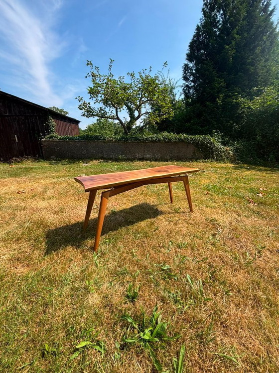 Image 1 of Table basse en noyer avec incrustations de laiton, plateau flottant, bord naturel, veinage exclusif