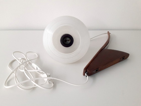 Image 1 of Vintage houten wandlampje met glazen kapje, hengel-model, mcm houten wandlamp met deels gematteerd, deels gesuikerd glazen lampe