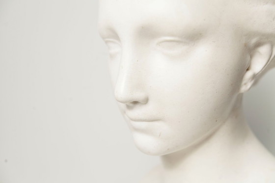 Image 1 of Busto de mármol de una mujer, 43 cm, Museo del Louvre, 1445