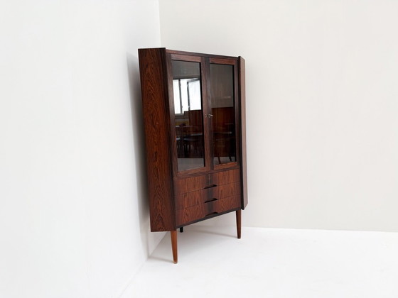 Image 1 of Mobile angolare vintage in palissandro danese, anni '60 — Vetrina di metà secolo con ante in vetro e cassetti