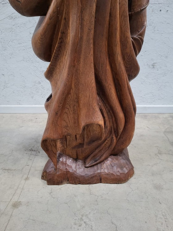 Image 1 of Sculpture en chêne d'un pleureur d'après Claus Sluter, signée R. Van Riet, 92 cm de haut.