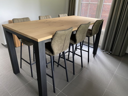 Super table de bar rustique en chêne avec 6 chaises de bar.