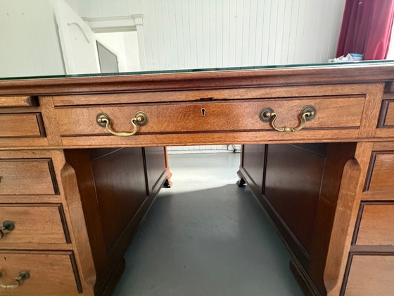 Image 1 of Groot, Engels partnersbureau van hout met glazen blad