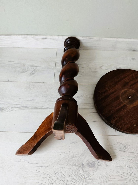 Mesita auxiliar antigua de madera maciza con patas torneadas. – Mesas auxiliares, Wood (photo 6 of 11)