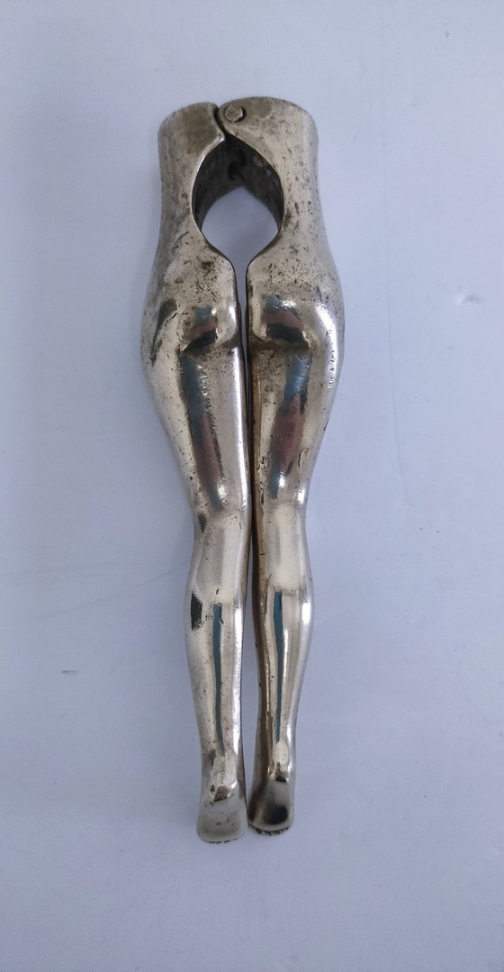 Image 1 of notenkraker vrouwenbenen vintage massief messing