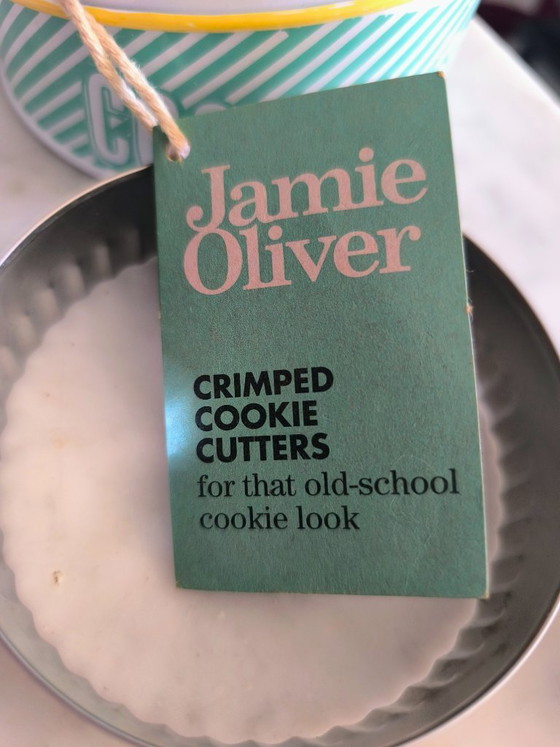 Image 1 of Lata de almacenamiento con 3 moldes para galletas "Jamie Oliver"
