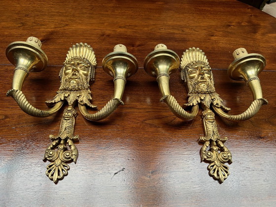 Een paar massief verguld bronzen wandlampen. (photo 3 of 5)