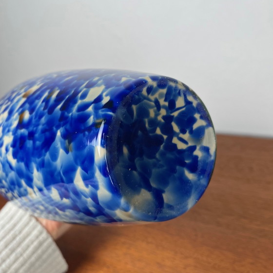 Image 1 of Vase en verre soufflé à effet moucheté bleu cobalt et blanc
