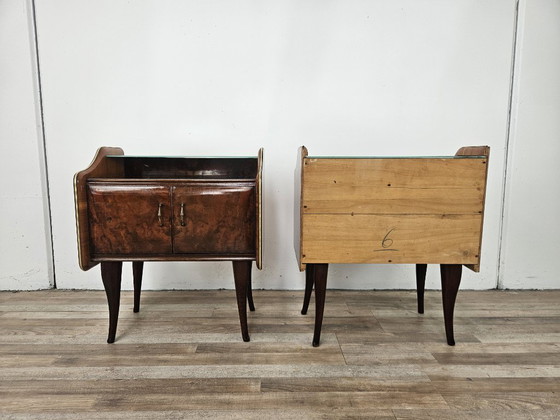 Image 1 of Mesitas de noche de madera de nogal con tapa de cristal doble.