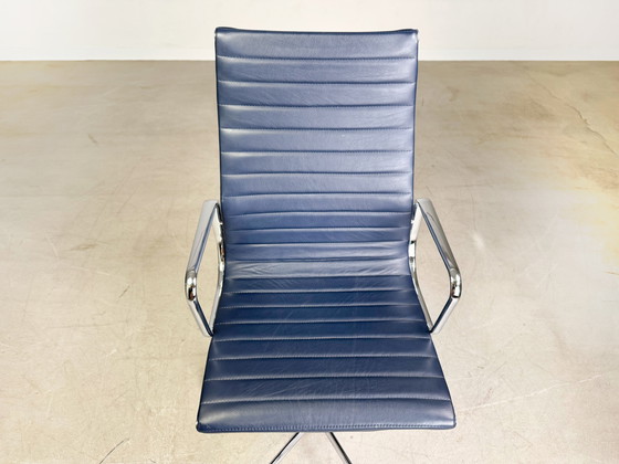 Image 1 of Original Charles Eames Bürostuhl Vitra EA119 Leder Blau Rollen