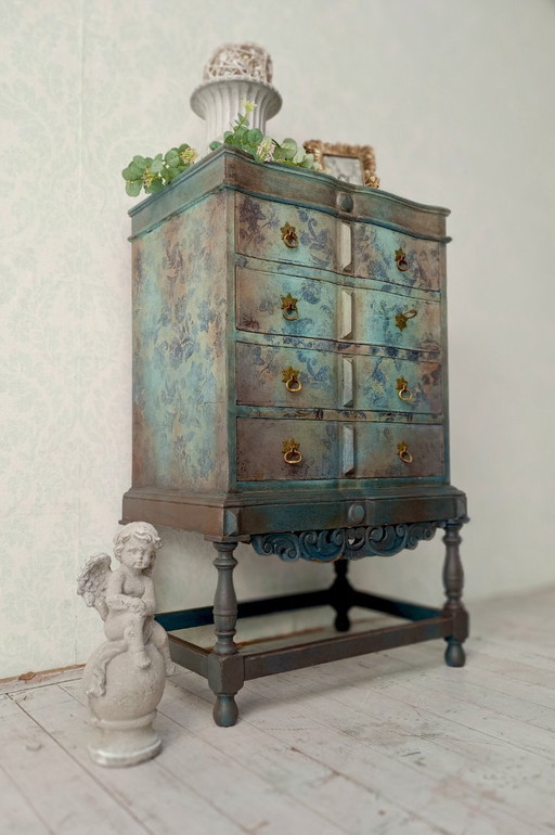 Cómoda antigua de madera reciclada y desgastada