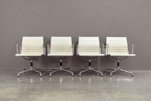 Chaise de réunion Eames EA108