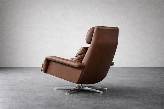 Image 1 of Fauteuil pivotant et repose-pieds en cuir marron, style danois moderne vintage, années 1970, ensemble de 2