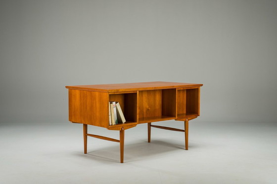 Image 1 of Mid-Century Modern Dänischer Teakholz-Schreibtisch, 1960er Jahre