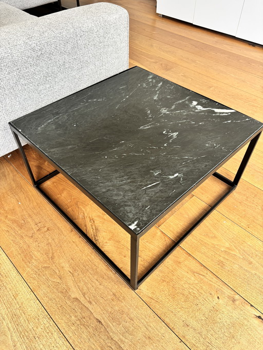 Elegante mesa de centro negra: tablero con efecto mármol y estructura de metal.