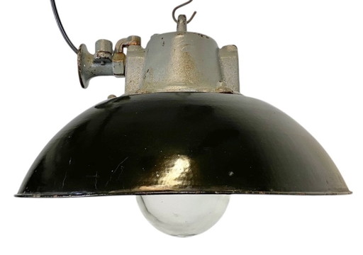 Suspension industrielle en émail noir et fonte, années 1960
