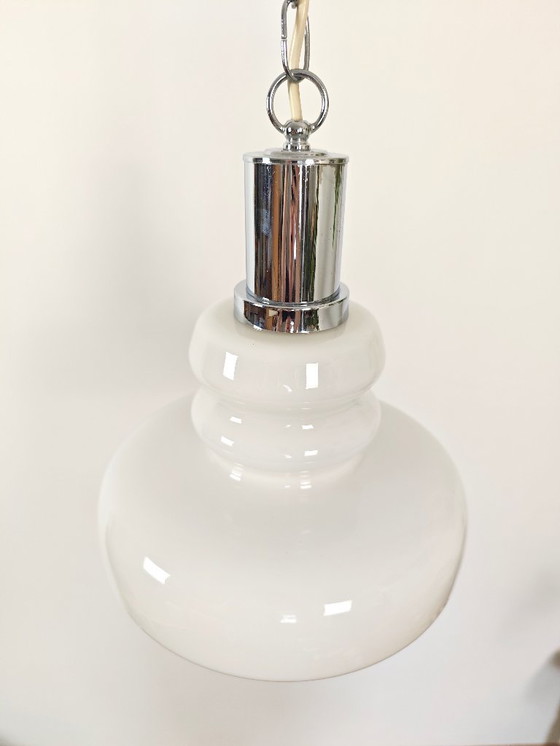 Image 1 of Lampada a sospensione vintage in vetro opalino bianco / Lampada a sospensione moderna di metà secolo jugoslava degli anni '7
