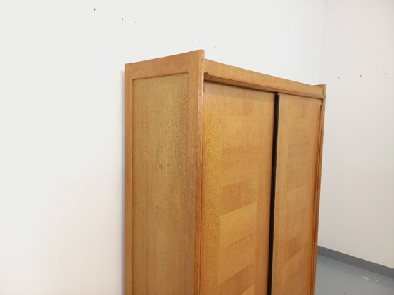 Image 1 of Guillerme et Chambron vintage massief eiken kast uit de jaren 60 en 70