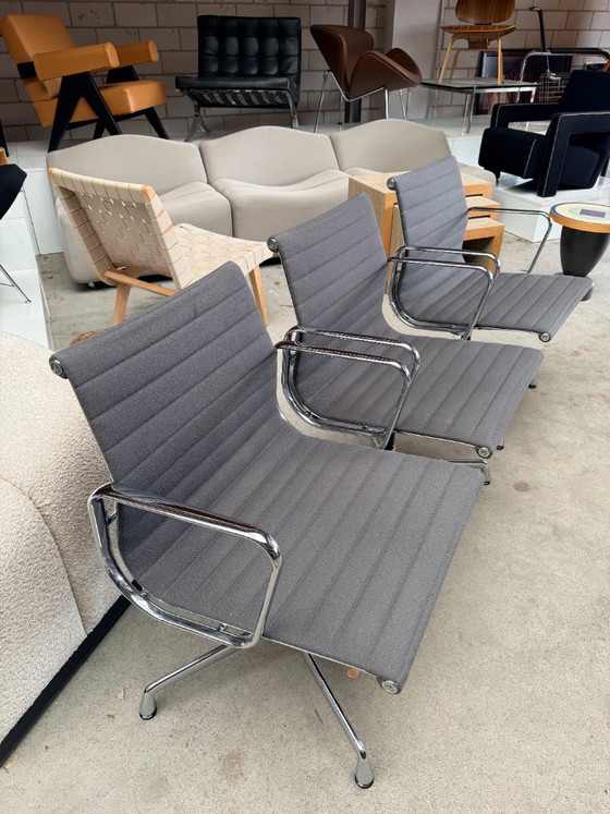 Set di 2 Vitra Eames EA108, Charles e Ray Eames (prezzo set) – Sedie da conferenza, Tessile, Alluminio (photo 4 of 14)