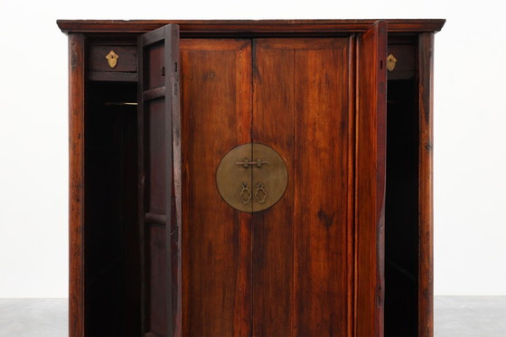 Image 1 of Großer chinesischer Hochzeits- oder Konusschrank aus Holz aus der Qing-Dynastie, 19. Jahrhundert