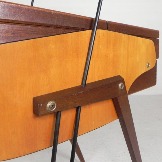 Image 1 of Coffre à couture vintage, coffre de rangement pliable à pieds inclinés, années 1950