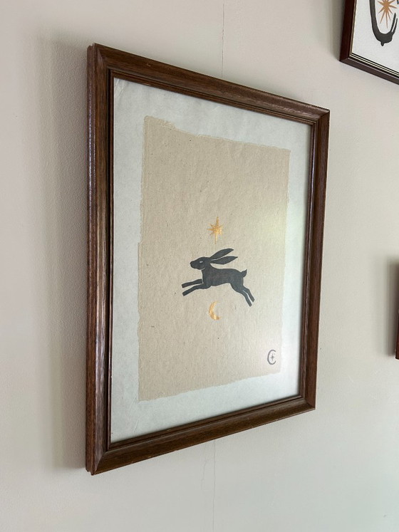 Image 1 of Illustrazione originale dipinta a mano di una lepre con luna e stella in cornice di legno vintage | Decorazione murale unica