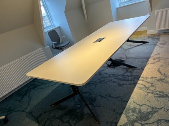 Image 1 of 2x Mesa de conferencias Maro con sistema eléctrico incorporado