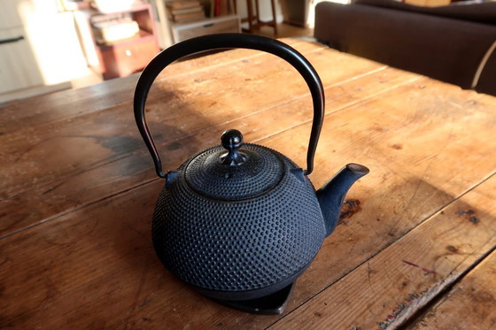 Image 1 of Teiera vintage in ghisa con decorazione a rilievo, stile giapponese Tetsubin, con sottopentola - 2C31