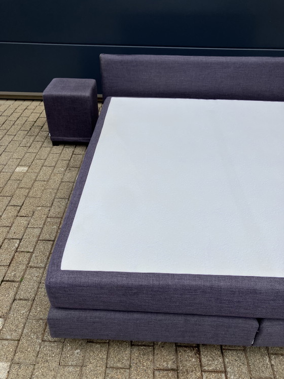 Image 1 of Auping Boxspring 180 x 200 in Topstaat! Incl Auping matras en Emma topper, alles zeer netjes. Incl 2 hockers (nachtkastjes)