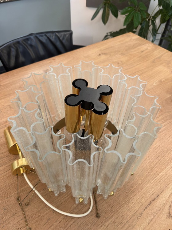 Image 1 of Grande lampada a sospensione con elementi in vetro soffiato a mano su base in ottone, realizzata da Glashütte Limburg.