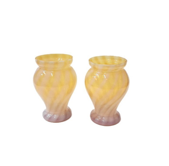 Image 1 of Coppia di vasi in vetro opalino con effetto vortice/marmo