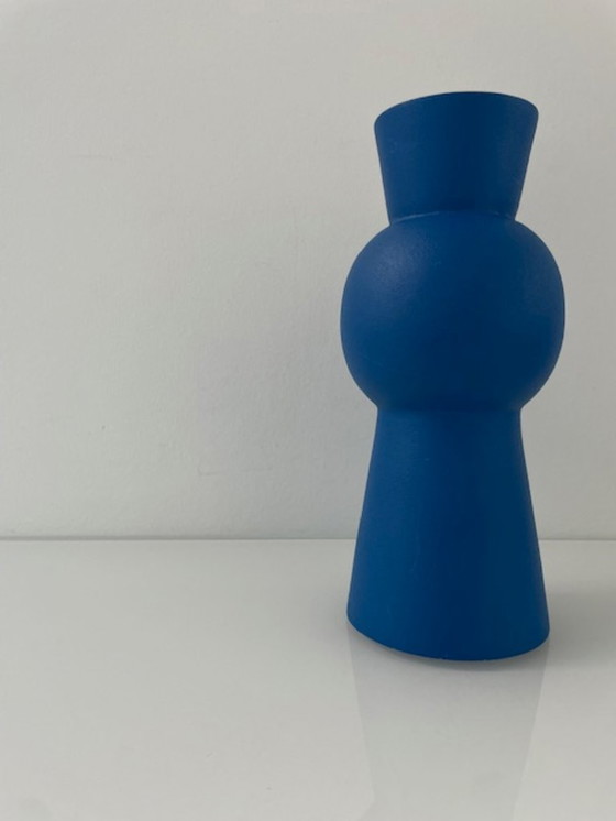 Image 1 of Jarrón de diseño moderno azul fabricado en aluminio con recubrimiento en polvo.