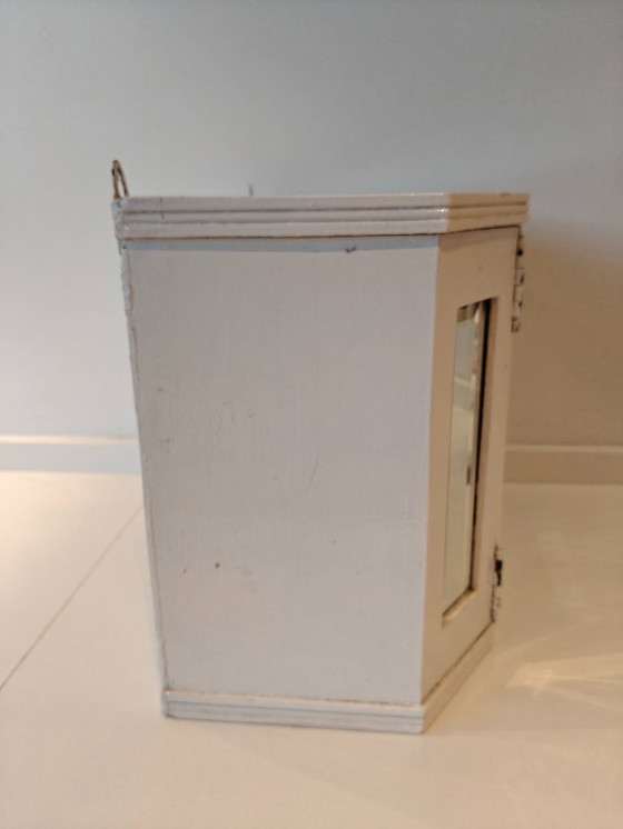 Image 1 of Mobiletto per medicinali in legno d'epoca con ante a specchio