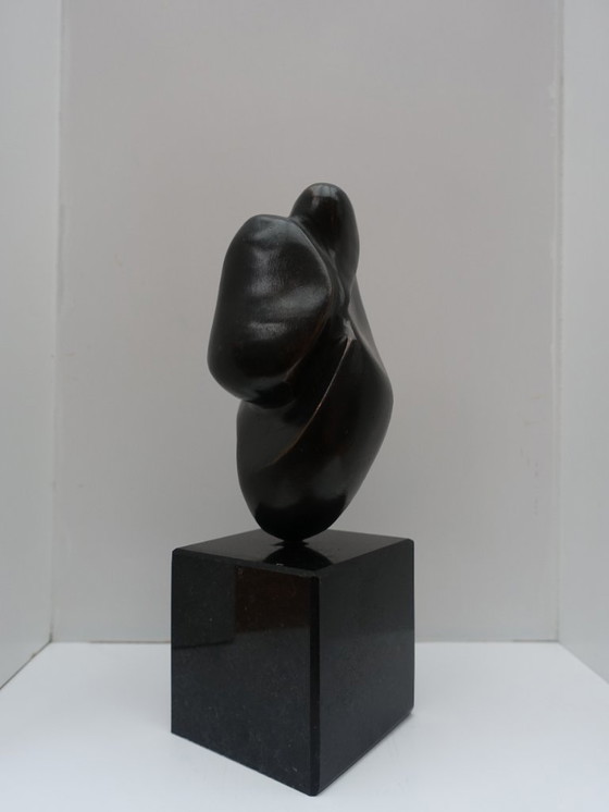 Image 1 of Estatuilla abstracta de bronce.