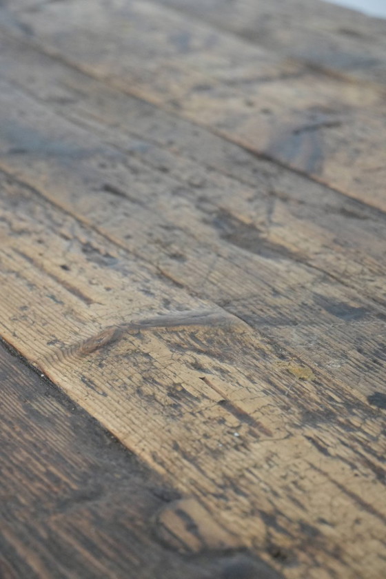 Image 1 of Grande table de salle à manger de ferme ancienne en bois de pin avec beaucoup de caractère
