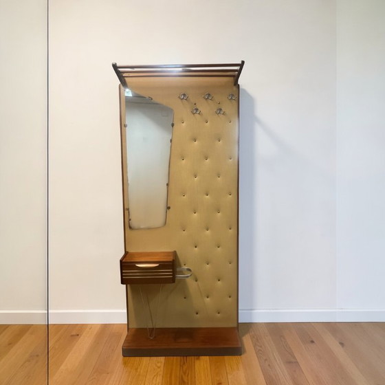 Image 1 of Century Garderobe mit Spiegel & Ablage – 50er 60er Vintage Flurgarderobe Holz Messing Hutablage Rockabilly-Wandgarderobe 