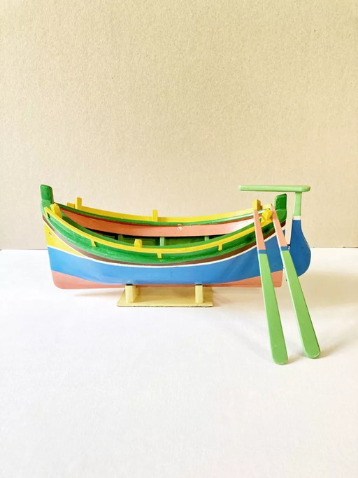 Modellino di barca da pesca in legno dipinto