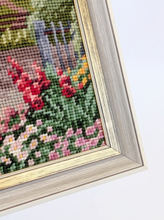 Image 1 of Ricamo vintage incorniciato con scena di giardino primaverile, arazzo da parete per arredamento in stile cottage.