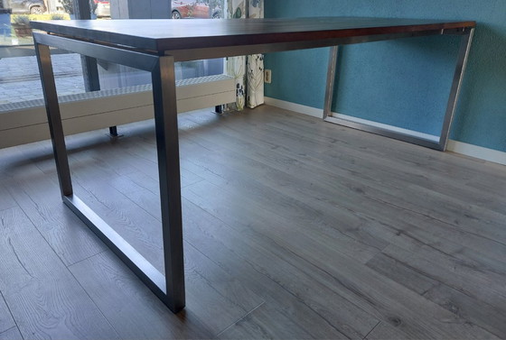 Image 1 of Table de salle à manger design avec plateau en bois et structure en acier inoxydable