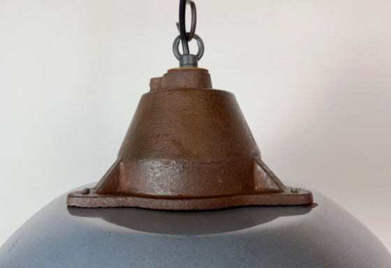 Lampada a sospensione industriale in smalto grigio e ghisa, anni '60 – Szarvasi, Lampade a sospensione, Ferro (photo 4 of 18)