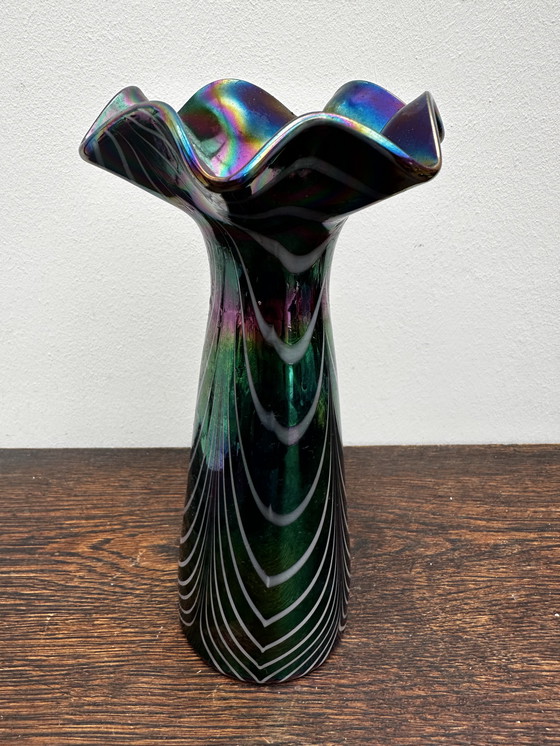 Image 1 of vaas rétro en Verre Irisé à striés et col en volant H P21 cm