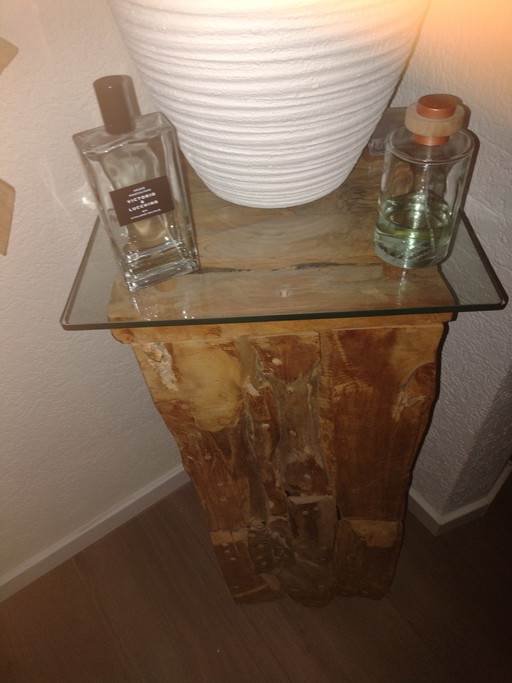 Zwei handgefertigte Hartholzmöbel