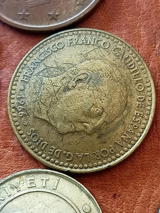 Image 1 of Borsa a tracolla in pelle vintage decorata con vecchie monete